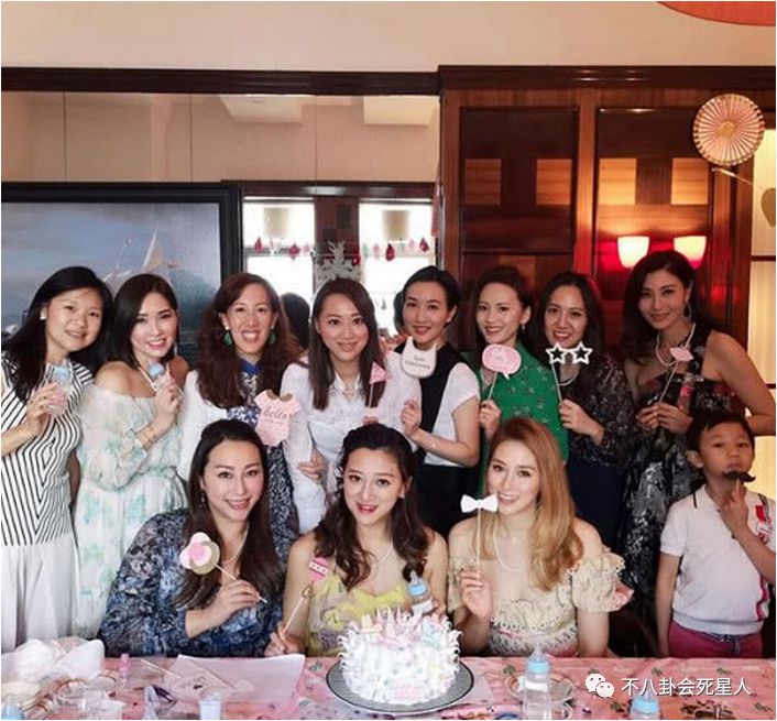 香港顶级贵妇聚会，从这个细节看出李嘉欣地位不如徐子淇？