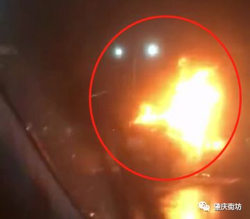 突发：惨烈！肇庆有小车撞上大货起火，面目全非，现场惨烈