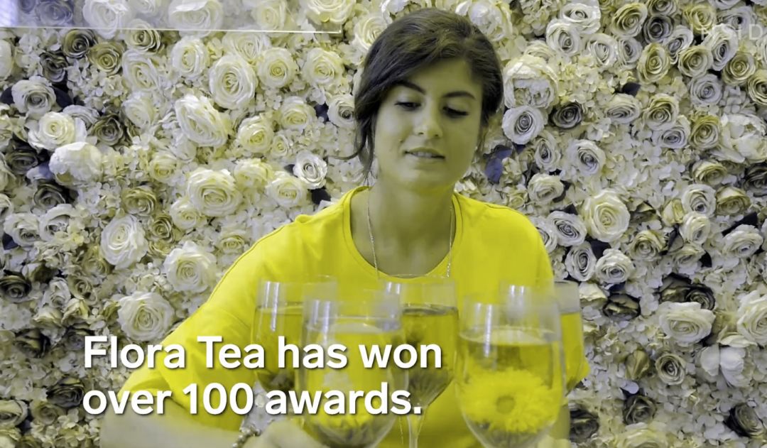英国一家公司制作出了花卉绿茶，将它泡在水里1分钟，能绽放成一朵花