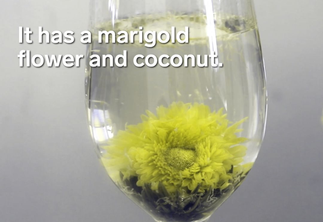 英国一家公司制作出了花卉绿茶，将它泡在水里1分钟，能绽放成一朵花