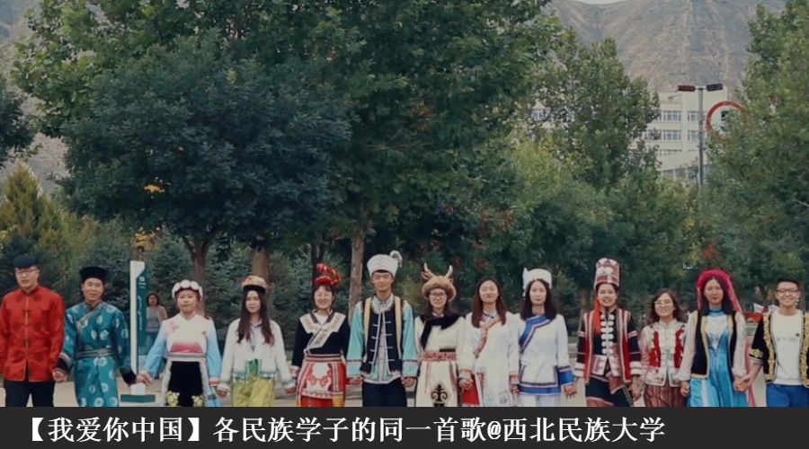 【我爱你中国】十一长假两高校学子登山偶遇 在山顶同唱《歌唱祖国》