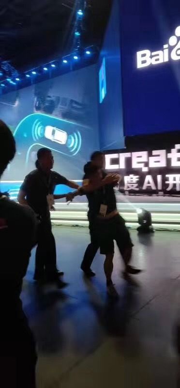 今天，李彦宏在AI大会上被泼一瓶矿泉水，瞬间反应实在是太惊人了！