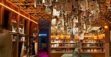 商业提案力：红灯区的牛郎开了一家“无法自拔”的书店。。。