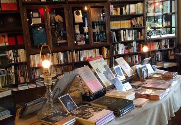 商业提案力：红灯区的牛郎开了一家“无法自拔”的书店。。。