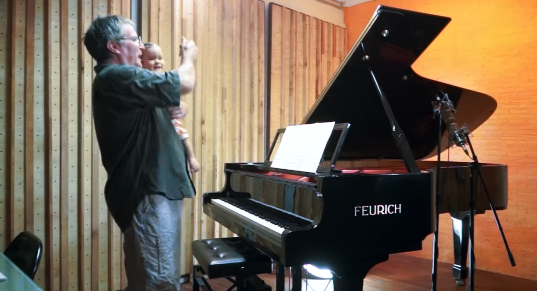 他记录女儿在钢琴上长大的20个温暖瞬间，有音乐的家庭如此幸福