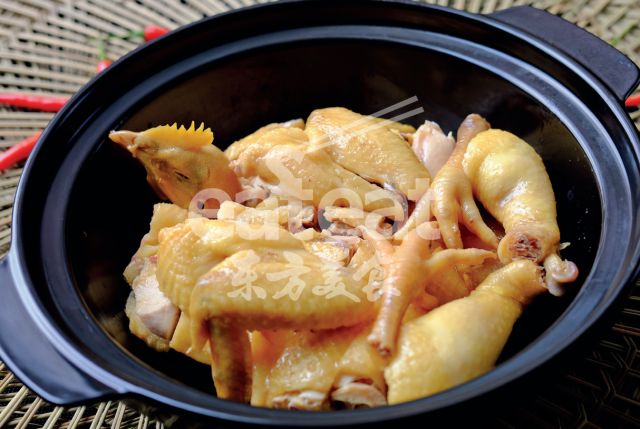 烹饪艺术家之唐显伟丨花瑶土匪鸡，先蒸45分钟，再用原汤焗