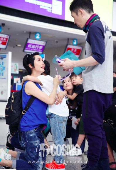 红人馆 | 朱茵黄贯中机场跪地抱女儿痛哭，真的不是作秀(3)