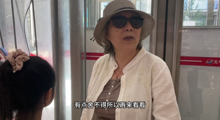 突然宣布关门！上海这里人流翻10倍，商品清仓打折，阿姨爷叔不买也来转转：很久没这么热闹了